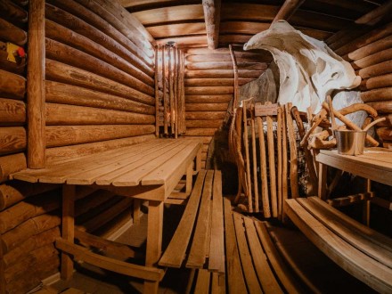 Drewniane wnętrze sauny suchej